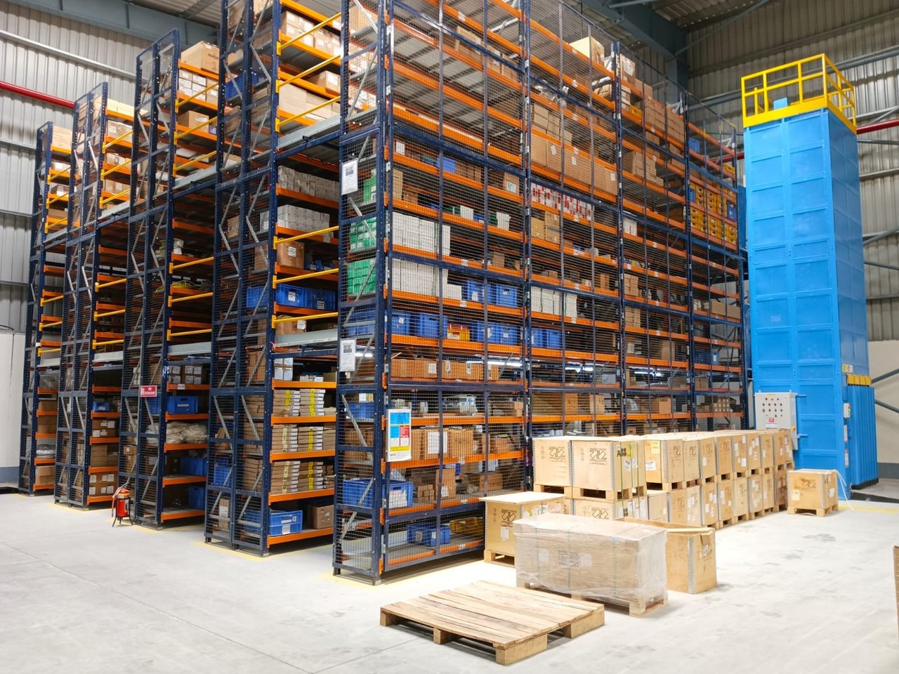 Multi-tier shelving system with walkway levels